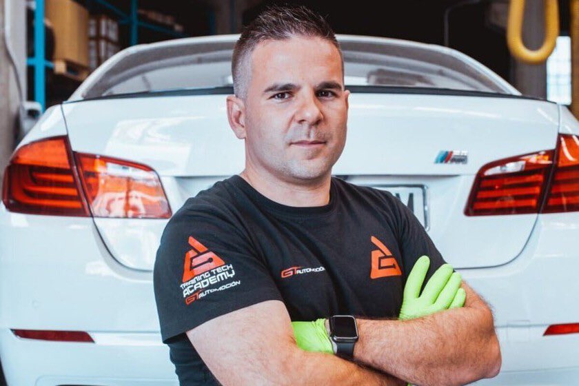 Se llama Ángel Gaitán, y es Facha.

Le votarías para ser presidente de España?

YO SI.