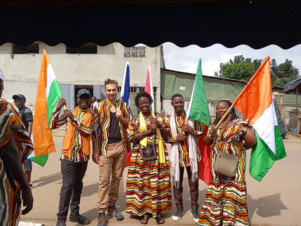 dramanef572's tweet photo. Démarrage de la caravane Abobo avocatier du festival international Parole de conteur (côte d'ivoire)...
#Abidjan
#A+Vision 
#AmoinKoffi 
#FIPC10 https://t.co/c0ZsXyHBIy