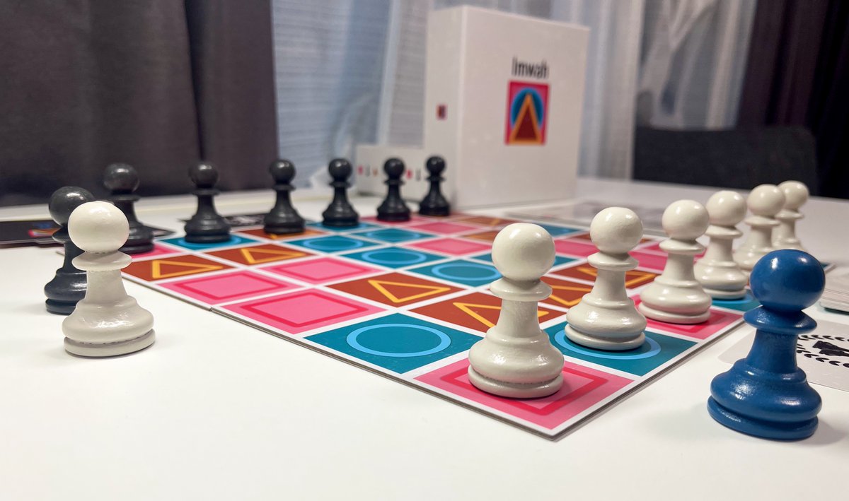 JapanBoardGamer's tweet photo. この度、ゲムマへの参加が決定いたしました。2年ぶりの参加となり、また今回、2つの新作を発表させていただけることを大変嬉しく思います。

最初の新作は「Imwah」(トリックチェス) です。「Imwah」は、トリテとチェスの要素を組み合わせた2人用のアブストラストゲームです。

4500円

 #ゲムマ2024秋 https://t.co/ACy52i9Y1P