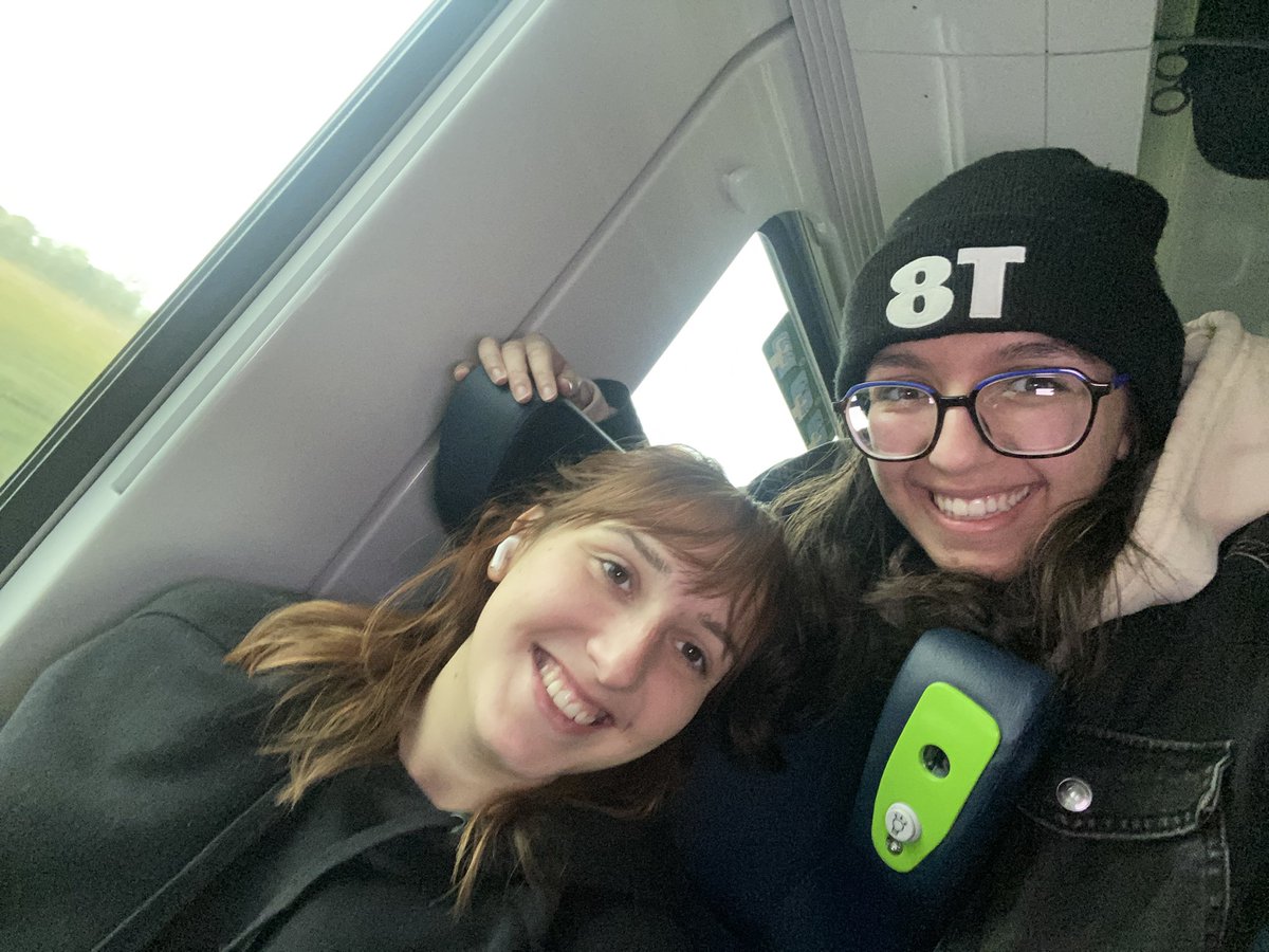 Easter_64's tweet photo. ayez le culot d’aller voir vos idoles (elle s’est souvenu de mon prénom en plus🥹) : https://t.co/GyQDTXPLp8