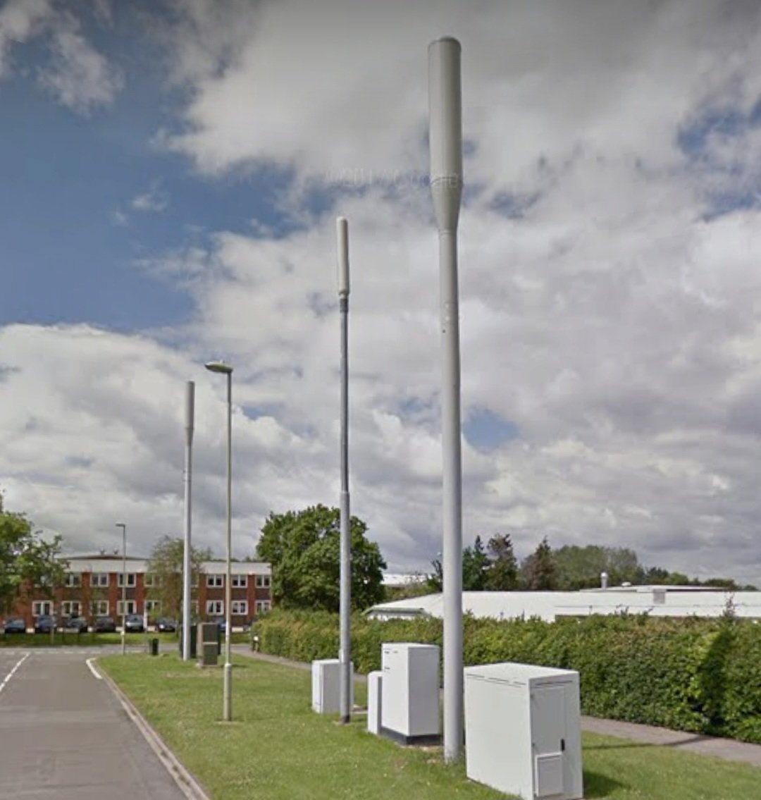 PAUL_M_RHODES's tweet image. These 3 innocuous #StreetWorks sites in Andover are being royally caned this morning.

@LeCreusetUK have a factory sale on, and this picture shows the 1-3 hour section of the queue. There's another 200m section outside the gates. MBB is struggling but coping thanks to these 3!