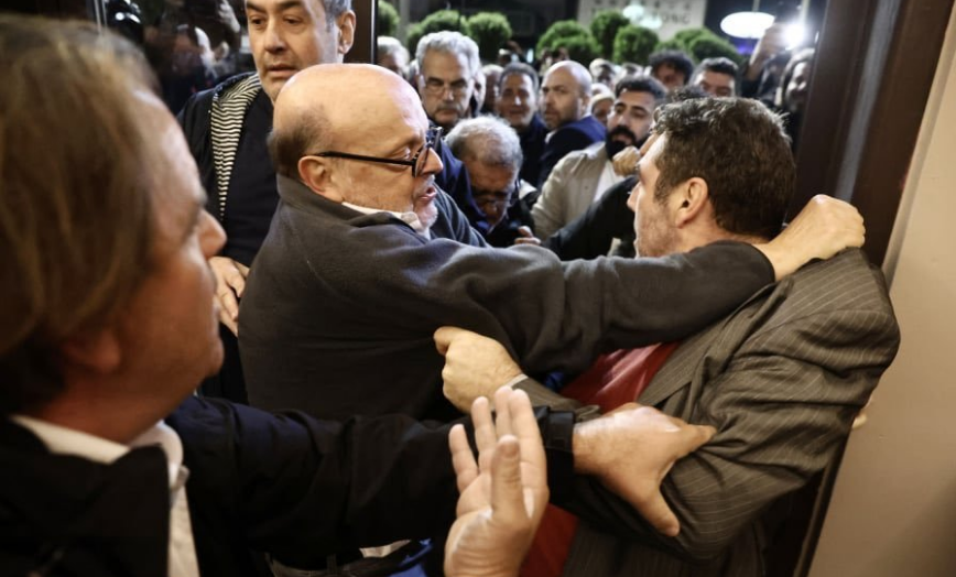 -αφήστε με κύριε Βαγγέλη
-στάσου να σου δώσω 3 ημερομηνίες