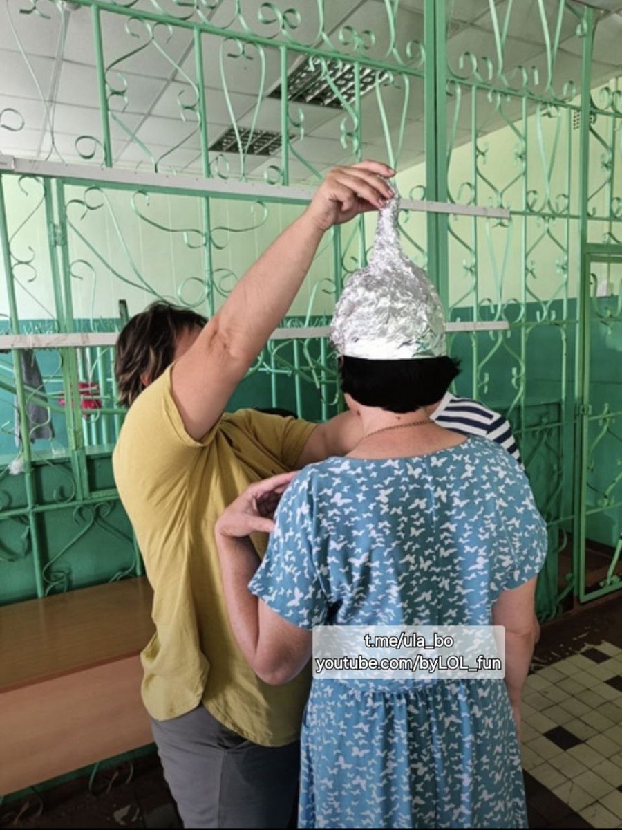 JulianRoepcke's tweet photo. Ein russischer Witzbold hat Schulen im Namen der Regierung aufgefordert, „Helme für das Vaterland“ aus Aluminium zu tragen, um sich „gegen die Satelliten-Strahlen der NATO“ zu schützen.

Russlands Lehrer gehorchten der vermeintlichen offiziellen Anordnung.

Russlands. Lehrer.