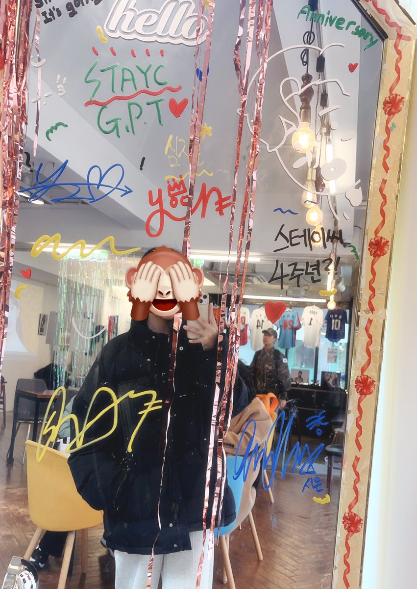 swith_riming's tweet photo. #Red_내퍼스널컬러_ @4ever_with_me_

제가 오직 오늘 뎊카만을 위해 평생 안입을것 같은 하트뿅뿅 가디건을 입고갔어요.. 하하.. 거울샷 찍을때 차마 패딩을 벗을수가 없어서 입고찍었어요..ㅋㅋ https://t.co/G4cq1ET4dp