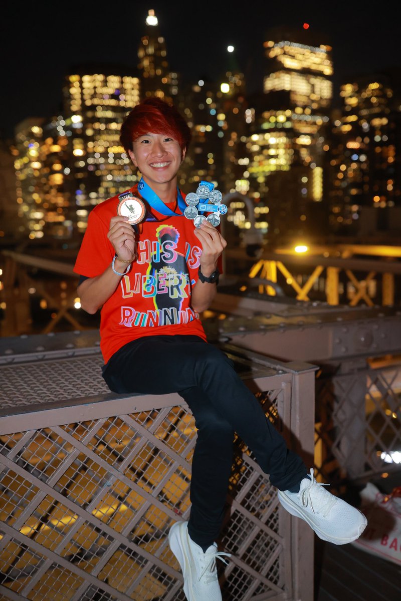 libertyRuning's tweet photo. 今までたくさんのメダルを獲得してきましたが、この6スターメダルは格別ですね。

一つ一つのレースが鮮明に思い出されます。

①東京マラソン2023
2時間22分の自己ベストで走れた、6メジャー1レース目。しかし、YouTube企画で「2時間20分切り」にこだわりすぎて、自己ベストを6分と大幅に更新できたのに素直な喜べず、そもそも何のために走り、YouTubeをなって��るのか自問自答して悩んだレースでもあった。
その時改めて、「リバティーランニング」タイムに縛られるのではなく、純粋にランニングは色んな楽しみ方があるし、そのランニングの面白さを発信したいと思ってYouTubeを始めた原点に立ち返った。

②ロンドンマラソン
人生初の海外にして、人生で1番行きたかったロンドンへ。ツアーがトータル100万近くかかるということで、本当にたくさんの人にご支援いただきました。
応援がとにかく凄いことと、僕の足の調子も良くなかったので、サムライのコスプレをして「リバティー侍」として走り、たくさん声をかけられ、海外マラソンの熱狂を肌で感じたレース。本当に楽しかったし、そこでも色んな出会いがあった。レース後のHUBでロンドンの飲んだくれのおっちゃんから「make your Life」��"自分の人生は自分で作れ"的なありがたいお言葉を頂戴した。僕の座右の銘の一つに。
しかし、YouTubeの視聴者さん的にはやはり「ガチで走って欲しかった」との意見が多く、YouTuber的には海外レースの難しさを知る。

③シカゴマラソン
世界新記録が出たレース。今回は一応ガチで走るということで、カメラを頭につけて走る。3分30秒の集団あたりで走っていたが、ちょうど世界選手権のレースでもあり、明らかに50歳以上の人もいれば、筋肉ムキムキな人、フォームがぐちゃぐちゃな人、話しながら走る人…早い集団にも関わらず、日本のシリアスな雰囲気とは違い、ライバルでありながら仲間のような、まさにリバティーな走りを目の当たりにしてカルチャーショックを受けた。
前半73分くらいで潰れ、後半でたくさんのランナーに抜かされながらも、世界のランナーとたくさん走る��とができた。
そしてほぼレース垂れ流しの長尺にも関わらず、YouTubeの再生回数も良かった。

④ボストンマラソン
大迫さんが出場した大会。ボストンは世界最古にして、基本的に基準タイムをクリアしていないと走れない、格式が高いレース。それを肌で感じた点が２つ。一つ目は「ハートブレイクヒル」という、直訳すると「心臓破りの坂」が３つある。しかし、序盤から細かいアップダウンや長い下りがあり、とにかくコースがタフ。近年の「タイムが出やすい初心者でも走れる！」みたいな生ぬるいものではなく、「お前はこのコースを走るに値するランナーなのか？」と突きつけられるような感じで、タイム基準はむしろランナーを選別する優しさとすら感じた。だからこそ2点目、ボストンを走るランナーは尊敬され、レース前からいろんな人��「ボストン走るの？すげー！」走ってる最中の沿道の応援の凄さ「お前らカッコいいよ！俺らもいつか走りたい！」そしてレース後の「おめでとう！！凄いね！」そんな声が聞こえて、街全体がお祭り。ランナーとして1番受け入れられたような、嬉しかった大会だった。
ただちょうど暑いしきつかったので出来れば走りたくないが、コースの途中にボストンの女子大学生とのキスゾーンをひよってトライできなかったので、リベンジしたい、切に。

⑤ベルリンマラソン
日本歴代2位が出た、噂に違わぬ高速コース。
ただ、時期的に練習が積めずベストも狙えないと分かっていた中で、半年前から教えてもらっていたギネス記録に挑戦できるレースとのことで、「柔道着」でギネスを狙った。
正直、そのレースの日が風邪のピークでほぼ一睡もできず、しかも汗冷えしてめちゃくちゃきつかったが、コースに助けられ何とかサブ3を達成し、ギネス記録を樹���した。
ちなみに5万人超えと世界最高人数が走り（次のNYでまた更新されるのだが）サブ3で上位10%、サブ4で上位50%と、ベルリンのレベルの高さが伺えた。

⑥ニューヨークシティマラソン
6メジャーラストレースにして、リバティーの元祖、ニューヨーク。
今回は準エリートに昇格し、オリンピックチャンピオンのトラ選手をはじめ、京都の森井さんなど、エリート選手と同じVIP待遇。
コースはボストンに次ぐ超きついコースだったが、色んな地区の応援、東京マラソンで走ったランナーとの再会などを楽しみながら、海外ベストで走れた。
カメラを持ち実況しながら、1番レースを楽しめて、YouTuberとしても楽しく、まさにリバティーな走りが出来たと思う。ぜひYouTubeお楽しみに！

ではまた！