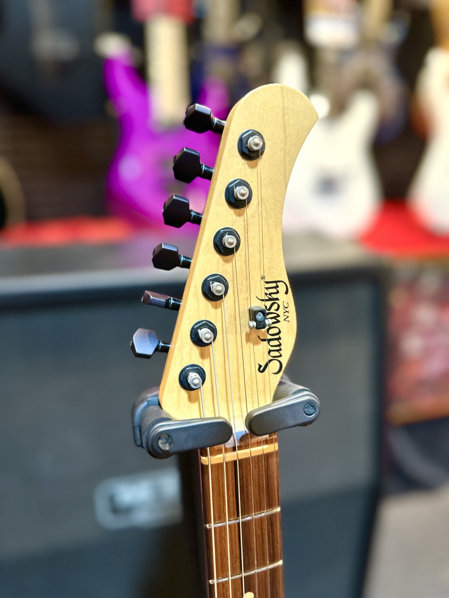 何度見ても凄いギターです… #Sadowsky NYC Custom S Standard “紅玉