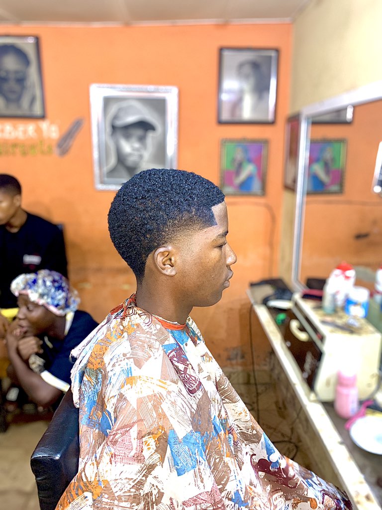OnlyOneBarberYo's tweet photo. Saturdays are for sharp haircuts ๐โ๏ธ๐ฅ
#that_tall_barber ๐๐
#barber_yo ๐๐ฝโโ๏ธ๐๐ฝโโ๏ธ
#top_notch ๐๐พ๐๐พ
#stay_woke ๐๐
#thattallbarber #barberyo https://t.co/bIRIS4tp60