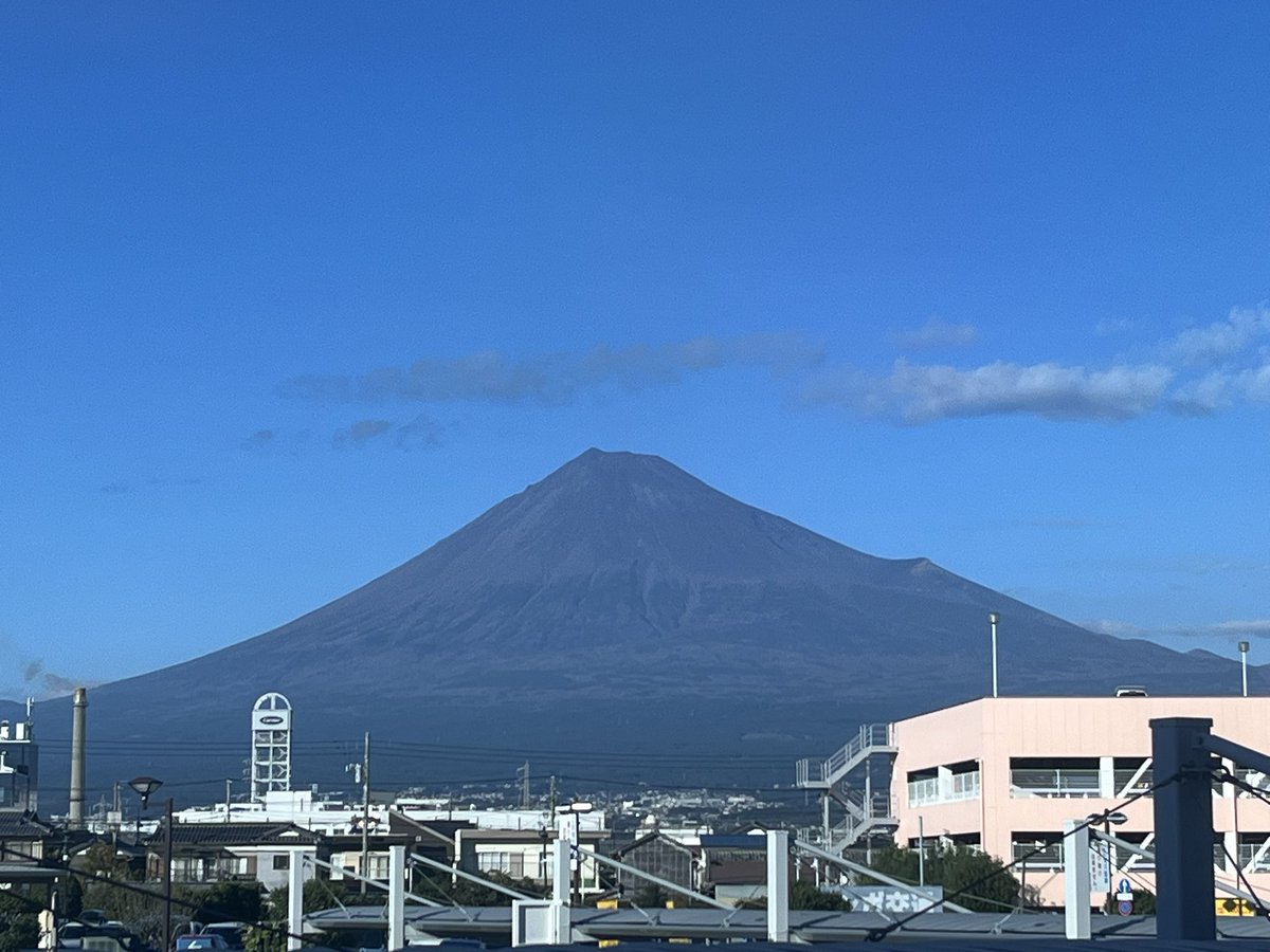 06Sommet's tweet photo. 新富士駅にて🚅
富士山スポットだった🗻 https://t.co/RDlzimhWUF