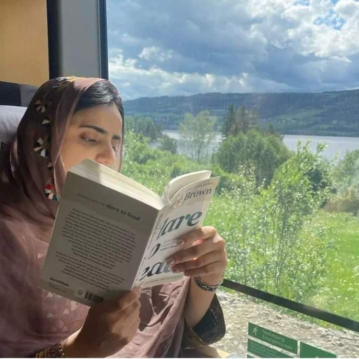 Suprad16's tweet photo. اگر کتابوں کو سونگھ لیا جائے تو:
اسلامی کتاب سے دین
تاریخ کی کتاب سے خون
فلسفے کی کتاب سے زندگی
جغرافیہ کی کتاب سے مٹی
سائنس کی کتاب سے منطق
ٹیکنالوجی کی کتاب سے جدت
معاشیات کی کتاب سے معیشت 
نفسیات کی کتاب سے رویہ و ذہنیت 
اور
ادب کی کتاب سے عشق
کی خوشبو آتی ہے۔
#mahrangbaloch https://t.co/VVOjlXr5hq