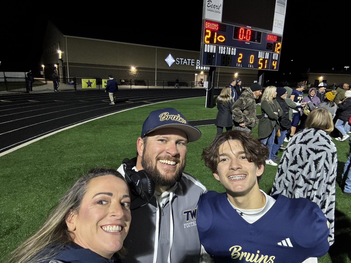 Coach_Justy's tweet photo. Such a great night! #SectionalChamps #WinFor7
#BeatBatesville https://t.co/v43vxxSEpE