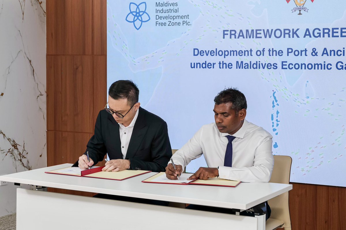 em_saeed's tweet photo. Proud to witness @midfzplc &amp; Capital Asia Investments take a major step to develop the port and ancillary facilities at the Maldives Economic Gateway at Ihavandhippolhu. Significant progress toward realising key diversification initiative of HEP @MMuizzu https://t.co/nRniE1gKgI