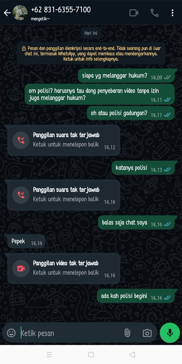 yooskha's tweet photo. sumpah ada yg kenal orang ini ga? ga sopan banget dia menyebarluaskan video tanpa izin, katanya polisi jambi tapi kok begini? tangan gue sampai gemetar, sumpah gue mau bawa ke jalur meja hijau, plss yg tau orangnya bilang ke guee 🙏🏻 https://t.co/UT1sT9guNN