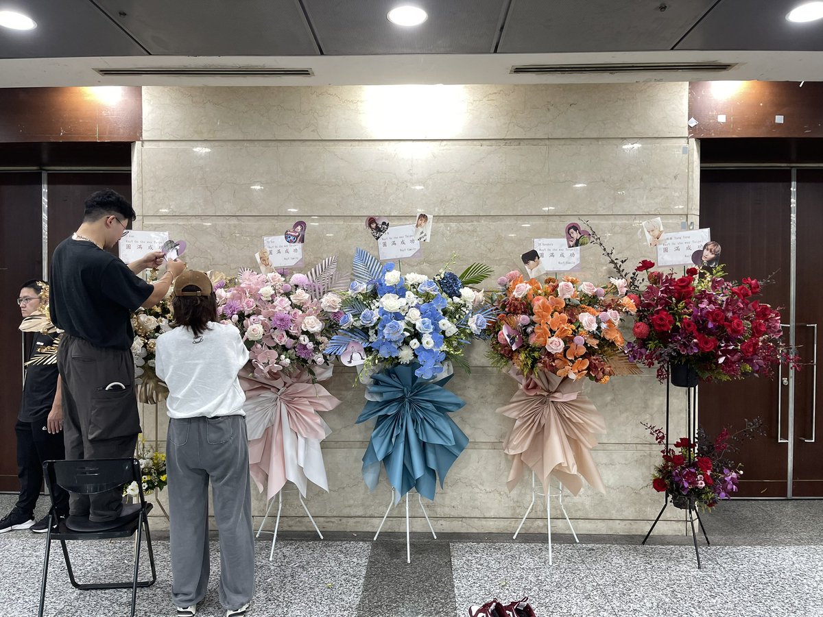 swans_writes's tweet photo. flowers for wayv from wayv family
🥺🥺🥺
#WayV_ONTHEWAY_in_Taipei https://t.co/00E7QRMjOJ