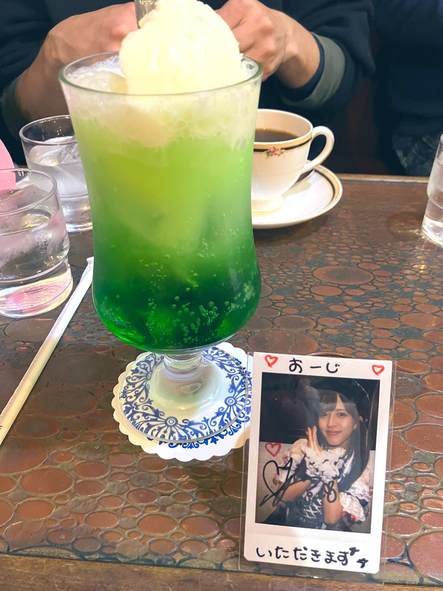 cyancyan_p's tweet photo. 何パターン撮るんだって話🥱
れいちゃんが撮ったぴょん生誕のやついた〜😎 https://t.co/On4QCqJE1H