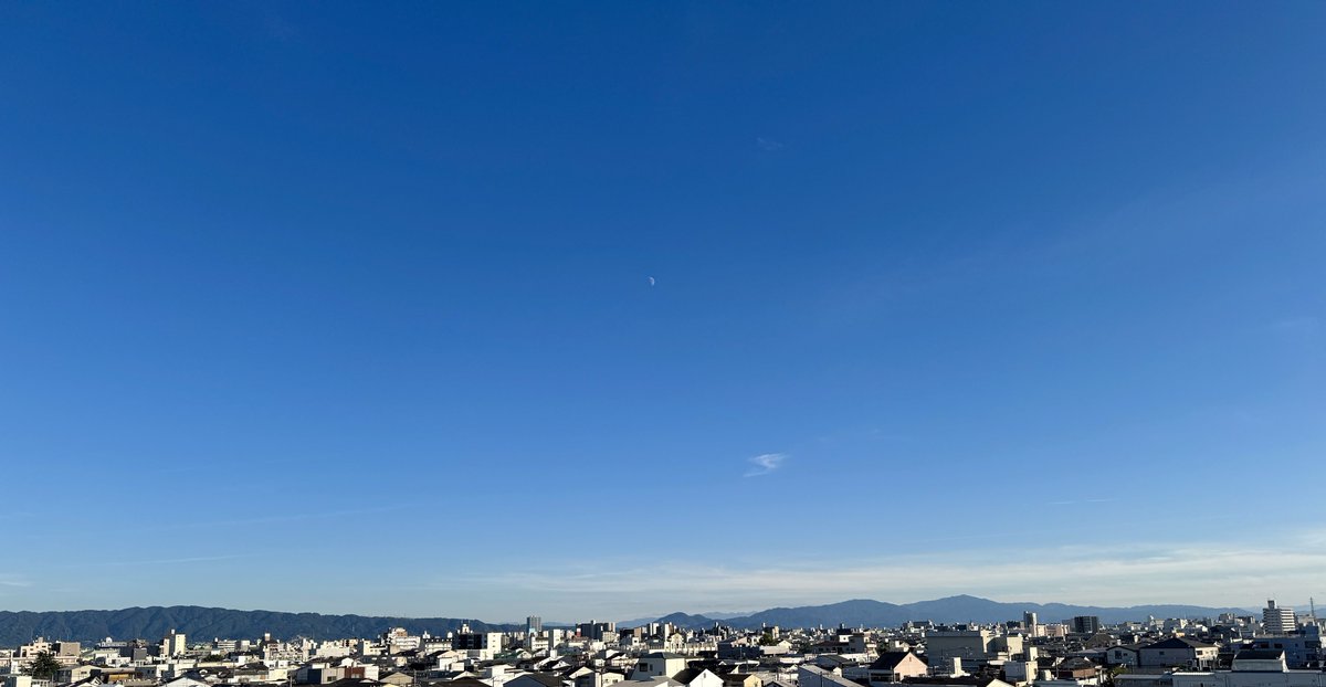 osakajp8's tweet photo. 大阪のイマソラは青空に上弦の月🌓
みなさん、素敵な週末をお過ごしください😁🎌✨

 #いまそら #上弦 #お月様 #moon #B600 https://t.co/UbAfbmn2mk