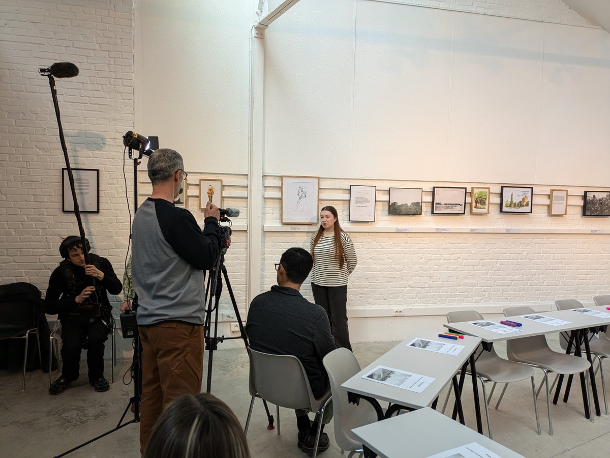 lteyssedou1's tweet photo. [Travail de Mémoire] Des élèves des 1er &amp; 2nd degrés, des résidentes d'un EHPAD, une expo et un catalogue de ladite expo. C'est le projet Mémoire(s) de Reconstruction sur @LCP ce dimanche (Journal de la Défense - 19H30).Merci aux journalistes et à l'@ecpa_d 
#Amiens #LP #DNMADE https://t.co/B1PtX8e5uq
