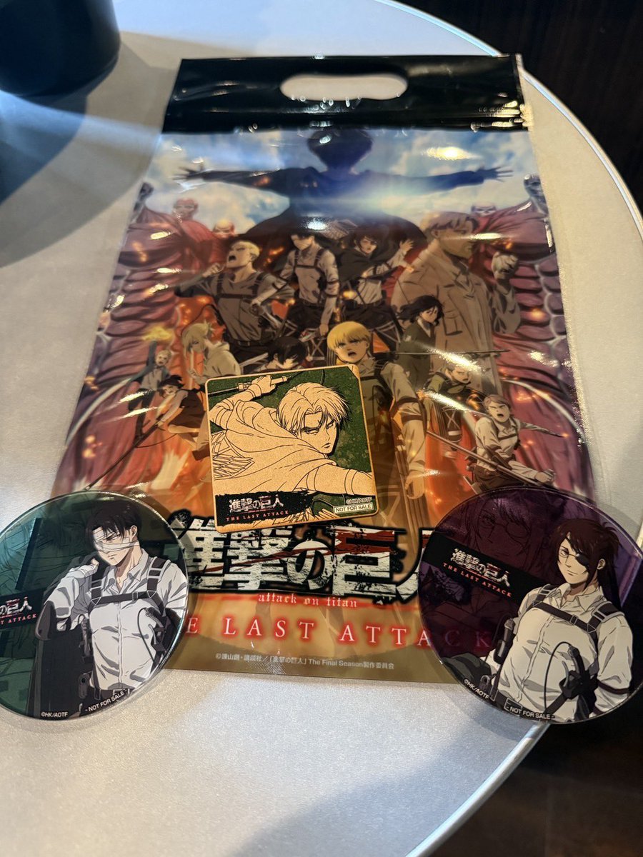 #shingeki #THELASTATTACK
テレビアニメ版の最終回観た時も、凄い…凄いよぉ……😭って原作も読み返しながら圧倒されてたけど、
スクリーンで観るラストバトルはまた格別でした…😭鳥肌立ちっぱなし。
劇場フードのおまけと来場特典も大当たりでした🎯ありがとうございます😭👓🙏