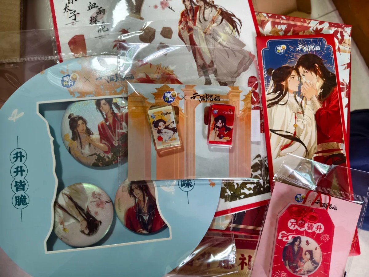 #Giveaway 🔅 

 How to Enter:  
1. Like ❤️
2.Follow us
3.Retweet

🎁Bonus： #TGCF
1、 Lamp *1 、Sticker*1
2、Badge*3、Acrylic clip*2、Acrylic pendant*1, laser ticket set*1

On November 11, two lucky winners will be selected🤩
Applicable ：worldwide🌎