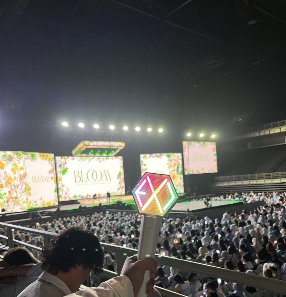 raihanahainul1's tweet photo. Cukup lah untuk tahun ni 2/9 wishlist ✅
SEE YOU NEXT YEAR EXO ❤️
#BLOOMinMY #CHENisMYhome #EXO #SARANGHAJA https://t.co/NzGN4V1VFH