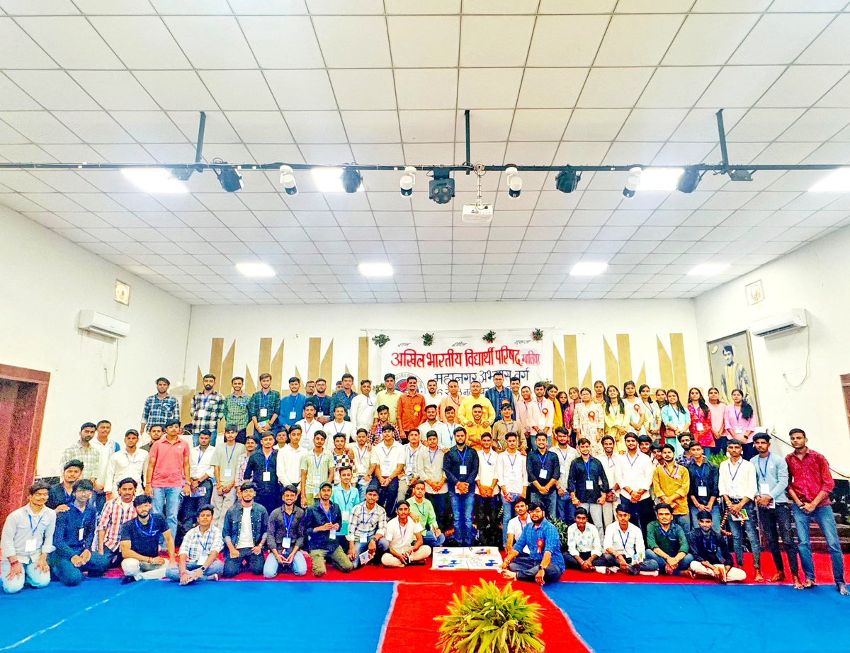 ABVPMB's tweet photo. ग्वालियर महानगर का अभ्यास वर्ग 6, 7, और 8 नवंबर को संपन्न हुआ, जिसमें मुख्य रूप से मध्यक्षेत्र के क्षेत्रीय संगठन मंत्री श्री @ChetasSukhadia जी, अखिल भारतीय खेलो भारत गतिविधि प्रमुख श्री प्रदीप शेखावत जी, और प्रांत संगठन मंत्री श्री @rohitdubey_mp जी उपस्थित रहे।

#ABVP https://t.co/XRYjkriHQb