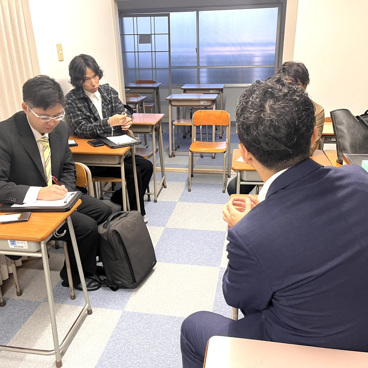 サクラサクセス🌸のグループ会社であるJアカデミアに沖縄の塾の方が遠路遥々見学に！弊社スタッフが成績アップの仕組み、講師育成など分かりやすく説明😊特に成績アップにつながる講師の評価制度は他社ではなかなかできない仕組み✨30年の積み上げた歴史が今のJアカデミアの強みになっています^_^
