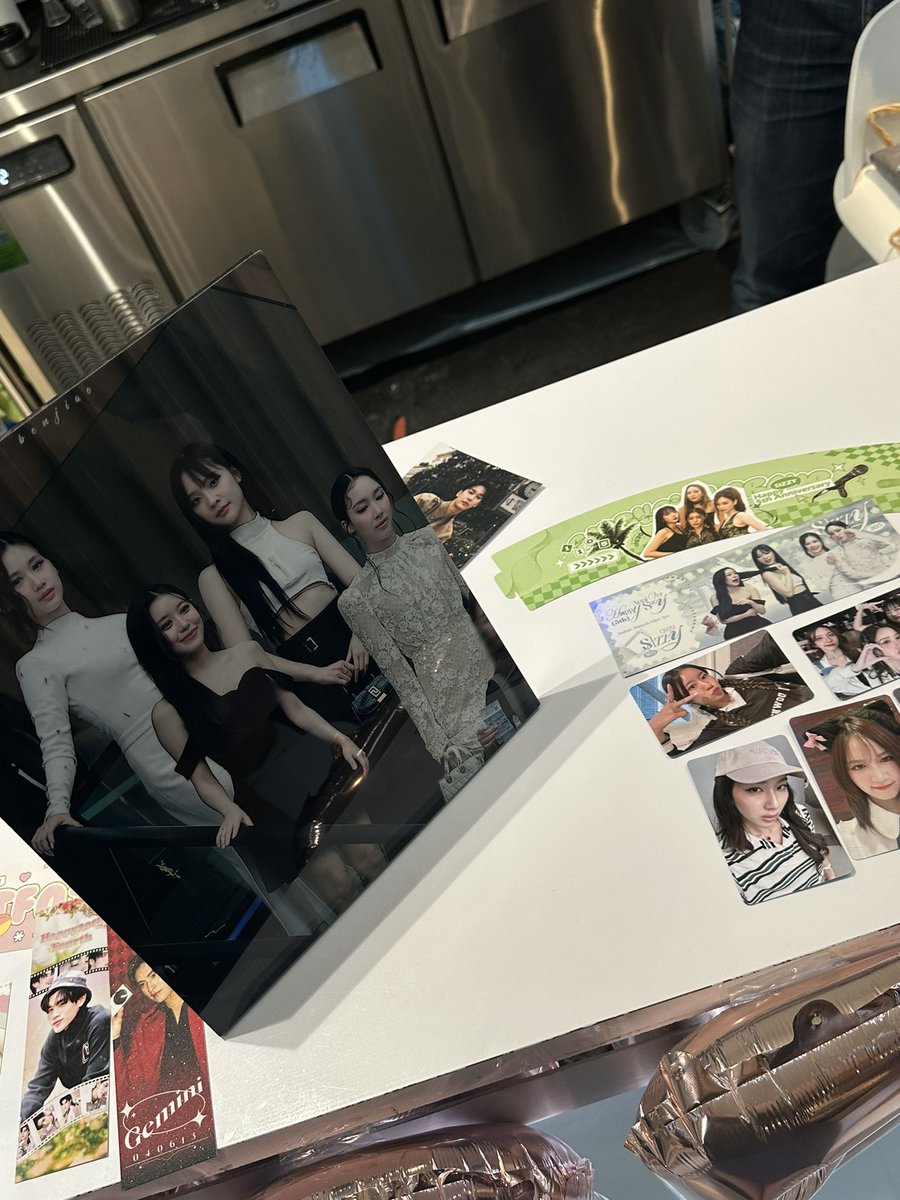 aye_sarunchana's tweet photo. no word can explain how grateful and overwhelmed i am to have all of you and to meet you today! ☺️
ขอบคุณทุกคนที่มากันวันนี้นะคับ 
Happy 5th Anni Sizzy #SizzyGirlGroup#SizzyFizzy https://t.co/LNfM7HWHf7