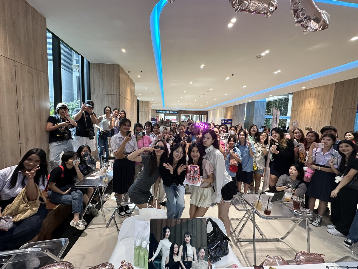 aye_sarunchana's tweet photo. no word can explain how grateful and overwhelmed i am to have all of you and to meet you today! ☺️
ขอบคุณทุกคนที่มากันวันนี้นะคับ 
Happy 5th Anni Sizzy #SizzyGirlGroup#SizzyFizzy https://t.co/LNfM7HWHf7