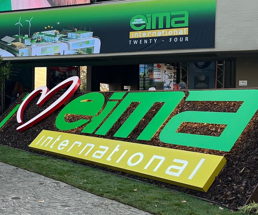 marinello_unipd's tweet photo. #EIMA2024 is a great event to meet producers, students and colleagues. 
...and also to speaking about #AI, #sensors, #drones, electronic noses and new technologies for the future of #agriculture. 

#AgTech @FederUnacoma @news_LIA https://t.co/x0D7PngQxw