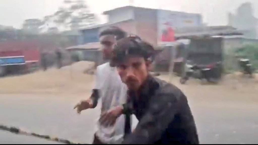 आर्याव्रत बैंक की शाखा रायपुर (मालपुर) के अधिकारी श्री सुमित कुमार पर हुए जानलेवा हमले मे शामिल सभी के विरुद्ध तत्काल <a href="/kheripolice/">KHERI POLICE</a> कारवाई करें... जिलाधिकारी महोदय @DmKheri इसका संज्ञान लें
<a href="/UPCMOffice/">Chief Minister UP</a>
<a href="/Uppolice/">UP POLICE</a>
<a href="/myogiadityanath/">Yogi Adityanath</a>