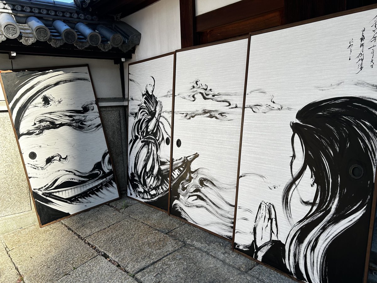 本日は「てらギャラin下寺町」での襖絵制作にお立ち寄りいただいた皆様、
誠にありがとうございました!
淨國寺の皆様、色々と気を使っていただき大変お世話になりました。
法然上人が小舟の上で、遊女の方に教えを説く場面を仕上げました。