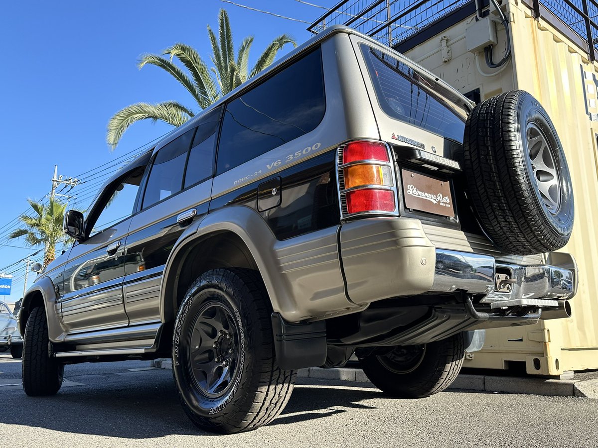 shimamura_auto_'s tweet photo. 今回投稿の車両はV40系パジェロ・オーバーフェンダーモデルです！
平成8年に15インチのホイールから16インチへ変更になり発売されていました。
この希少なオーバフェンダーモデルのパジェロはカーセンサー・gooｰnetで間もなく掲載予定です😊

#パジェロ #三菱 #PAJERO #MITSUBISHI #V45 #V40系 https://t.co/RJ13V3HpBH