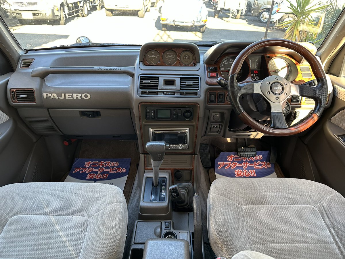 shimamura_auto_'s tweet photo. 今回投稿の車両はV40系パジェロ・オーバーフェンダーモデルです！
平成8年に15インチのホイールから16インチへ変更になり発売されていました。
この希少なオーバフェンダーモデルのパジェロはカーセンサー・gooｰnetで間もなく掲載予定です😊

#パジェロ #三菱 #PAJERO #MITSUBISHI #V45 #V40系 https://t.co/RJ13V3HpBH