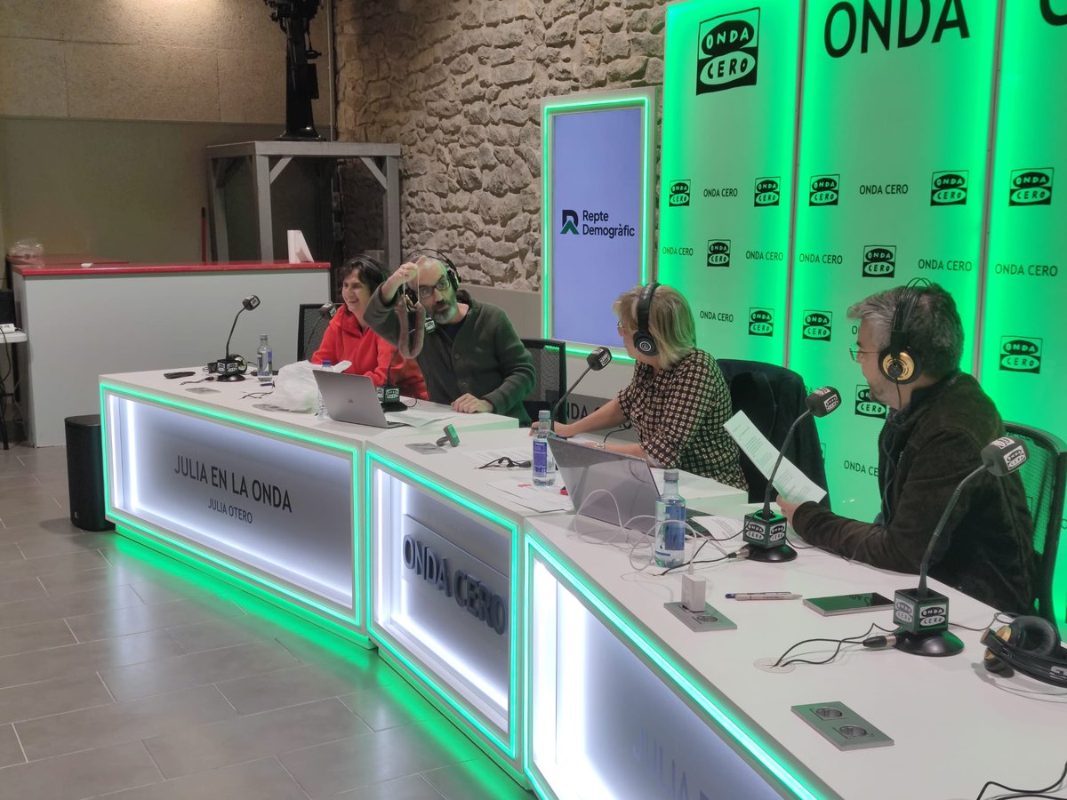 Juliaenlaonda's tweet photo. Si, estáis viendo bien @mindundi33 tiene unas botifarras en la mano #MesaDeRedaccion #JELO #Torrebesses #Lleida https://t.co/R8NRJFf5d1