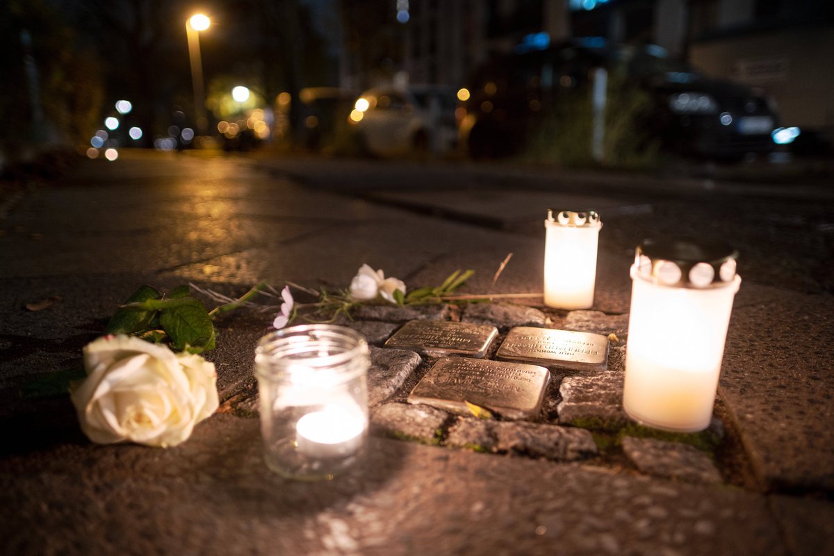 #niewieder Der #effzeh gedenkt heute der Opfer der Novemberpogrome. Wir engagieren uns für die Erinnerung an den Holocaust und gegen Antisemitismus – und werden dies aus traurigem Anlass und aufgrund des zunehmenden Judenhasses stärker denn je tun 👉 fc.de/fc-gedenkt-der…