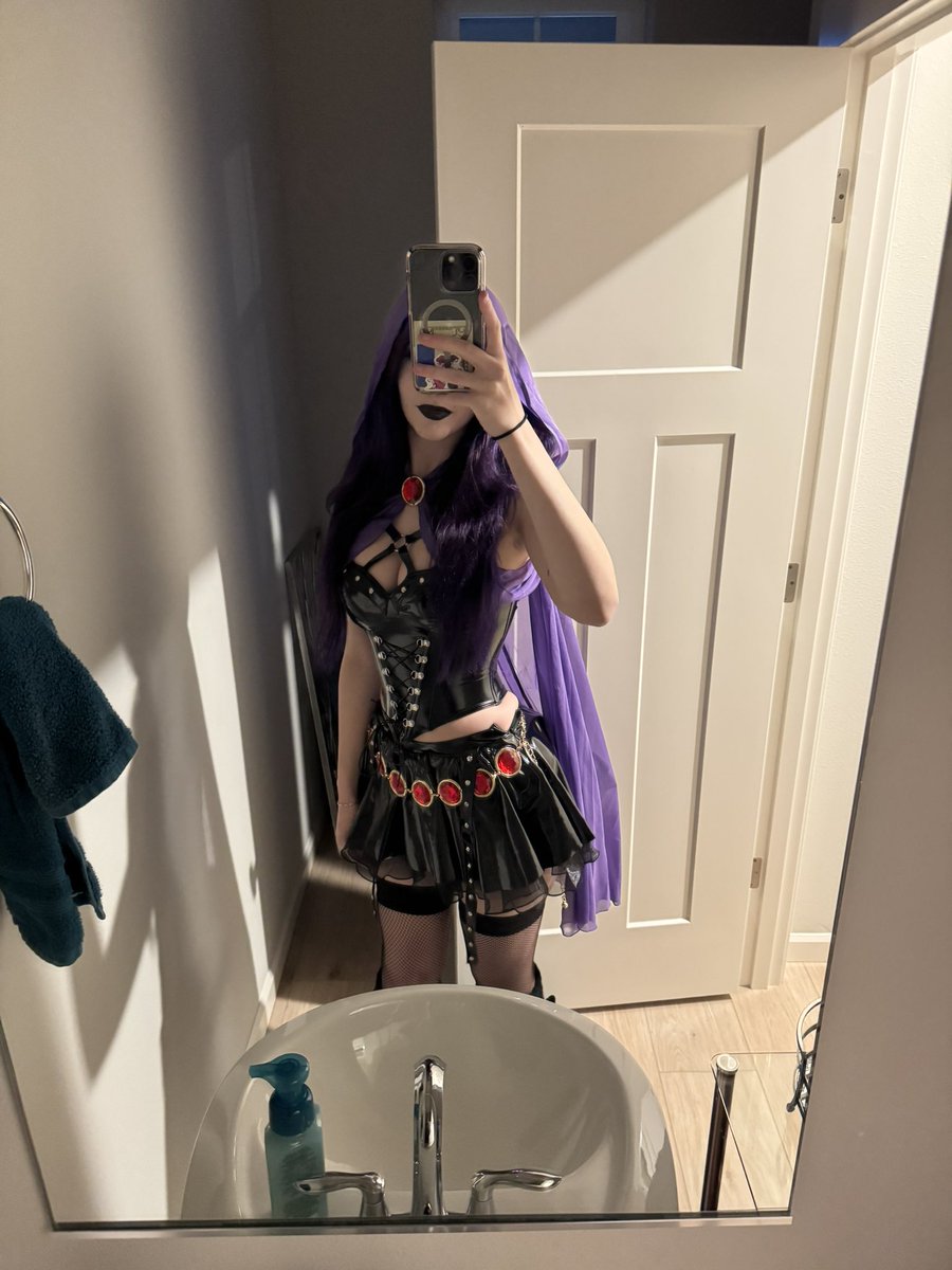 gh0strai's tweet photo. My Raven cosplay on Halloween 🙋🏻‍♀️ https://t.co/UdafskhDcn