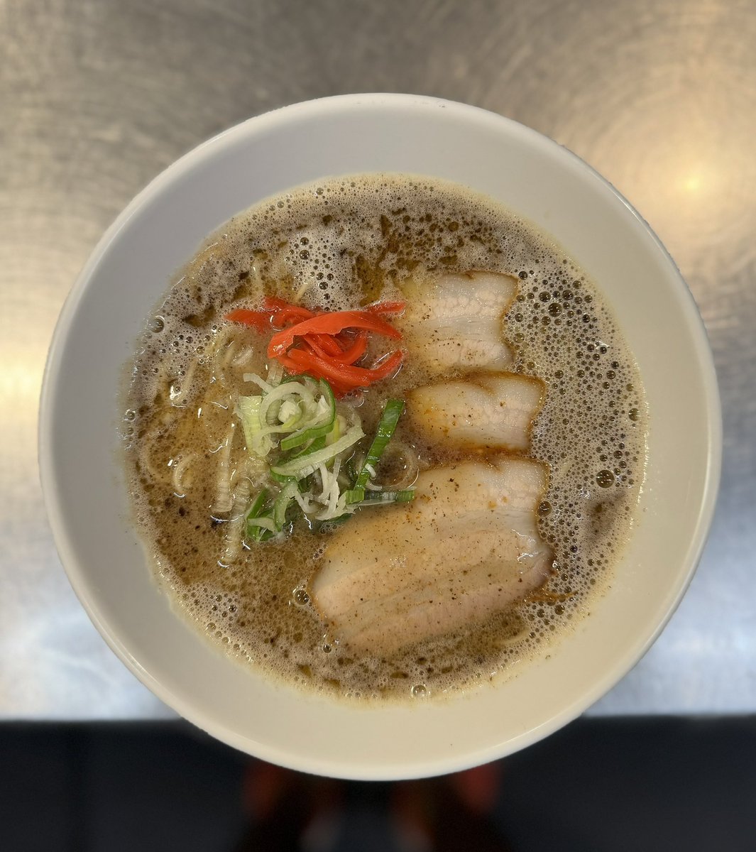 earthboy64's tweet photo. 新作「カイコ豚骨ラーメン」が完成。

蚕と豚骨の旨みのしっかりしたダブルスープをベースに、豊かな香りの蚕香味油や、コオロギ辛味噌を加えることで、寒い日にピッタリな濃厚ピリ辛な味わいに。

蚕の唯一無二の風味をしっかりと楽しめる自信作。ぜひ食べて欲しい一杯です。 https://t.co/Pr3gjnSvl3