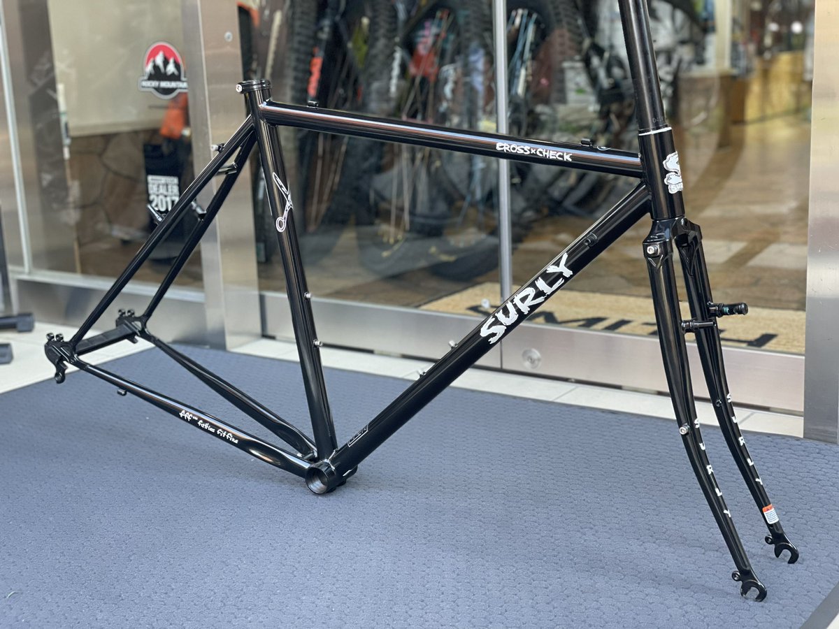 astbikes's tweet photo. 😍新入荷😍オーダーから約1年‼️#surly #straggler フレーム🎉650b or700cどちらもOK🙆♀️旅に通勤にダートもマルチに使える#グラベルロード 🩷#ディスクブレーキ 対応👍#astbikes 店頭在庫#crosscheck #vブレーキ 対応もございます♪ご検討ください🙇#astforest #大人の#クリスマス https://t.co/sf5UnXW6HZ