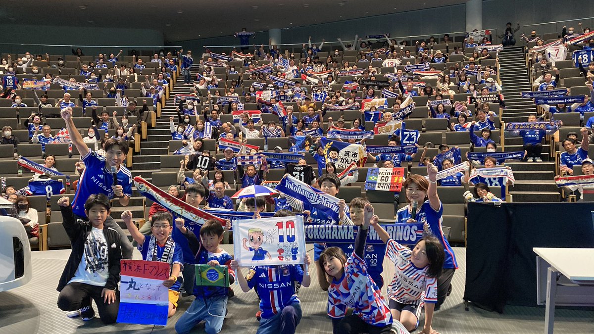 pitfm_soccer's tweet photo. サッカーPV開催決定⚽️
#マリノス vs  #サガン 戦

マリサポの皆さん！
有難う！！

横浜FM ２-１鳥栖

#マリサポ鳥栖遠征 の皆さんも
美味しい勝利の酒を〜🍺

11月9日 (土) 日産ホール 
#入場無料 

MC➡️#波戸康広  #中願寺香織

#マリサポPV観戦

プレゼント有り〼
#ベビーカー OK https://t.co/ZWlympQU6N