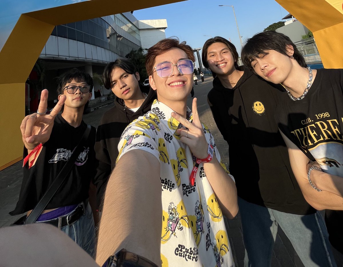 fenlyofficial's tweet photo. Tanggal 9 ada 2 foto untuk kamu https://t.co/fkV9ydAzbC
