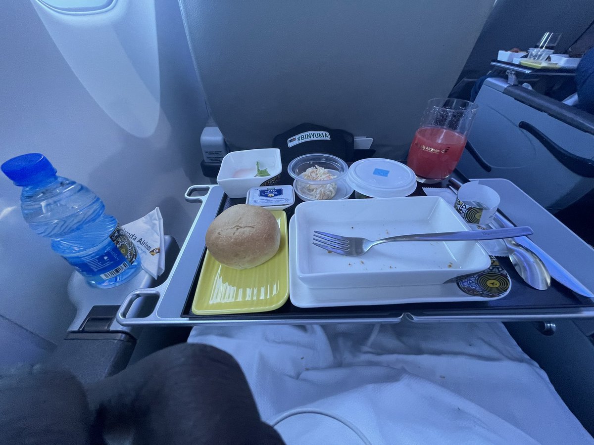 joshwilio's tweet photo. Ehhhh ka business class nga kathufu @UG_Airlines 👍 🙌 👏🏻 Lya kusente zzo omusika teyeyanza #Binyuma https://t.co/woTbOaRF29