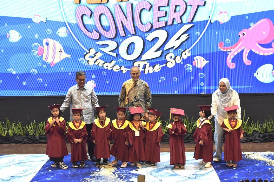 MohdShukriYajid's tweet photo. Thrilled to officiate the MSU Kids' Great Day Year-End Concert 2024. Such a special day filled with lovable kids and unforgettable moments. Good job young #MSUrians for the experience and all the joy they brought to the stage! @MSUmalaysia #MSUkids #UnderTheSea https://t.co/cw4XocFW0s