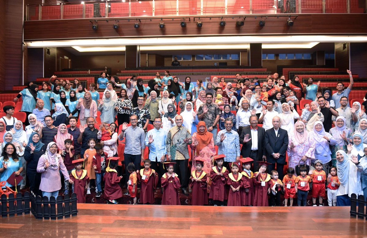 MohdShukriYajid's tweet photo. Thrilled to officiate the MSU Kids' Great Day Year-End Concert 2024. Such a special day filled with lovable kids and unforgettable moments. Good job young #MSUrians for the experience and all the joy they brought to the stage! @MSUmalaysia #MSUkids #UnderTheSea https://t.co/cw4XocFW0s