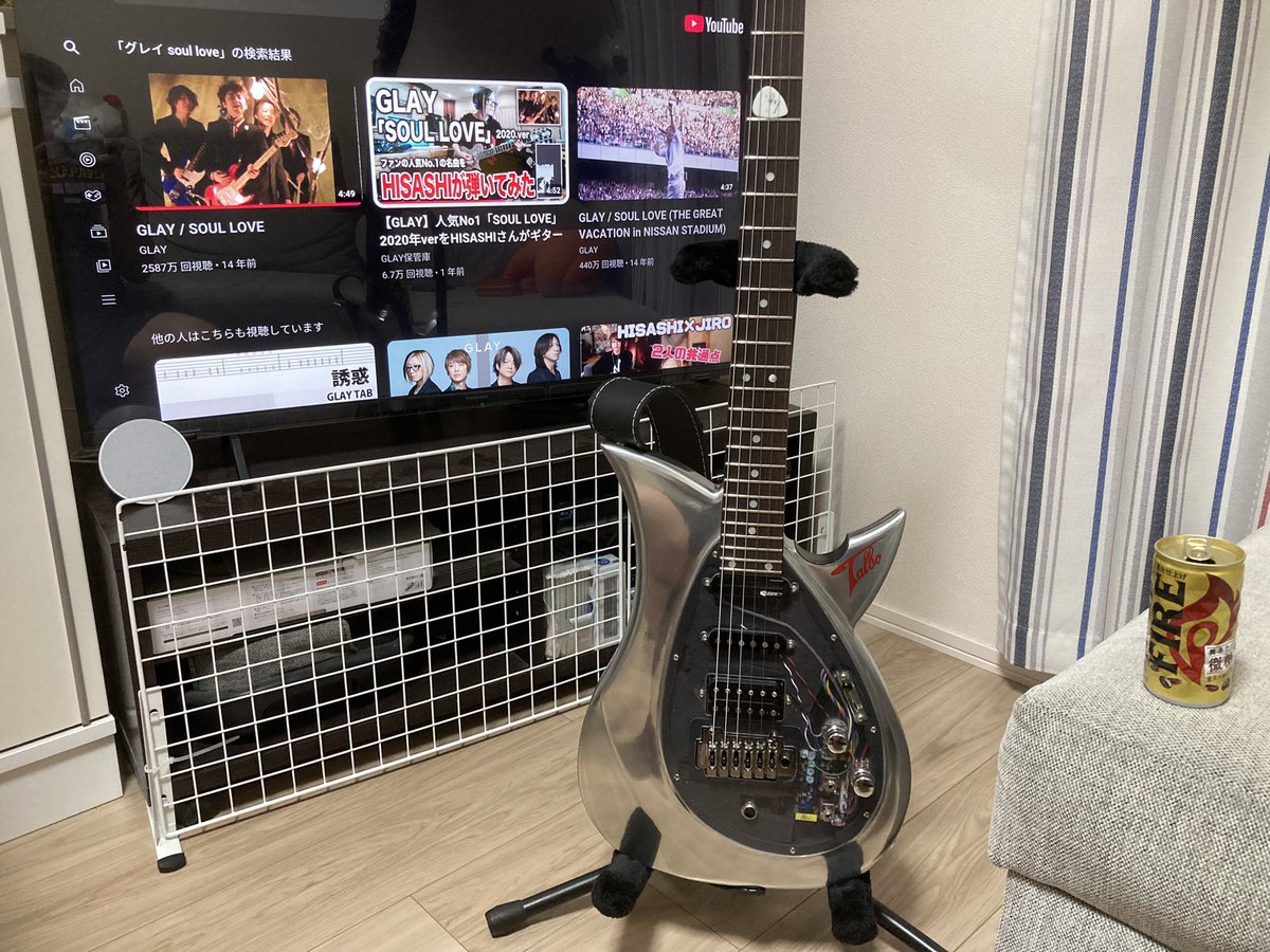 takanorisad573's tweet photo. 休日の午後、HISASHIさんご本人動画見ながらのSOUL LOVE2020verの練習楽し〜🎵☺️
このあとはレーザガン使ってビリビリクラッシュメン🔫
タルボでGLAYはモチベMAX。
幸せな休日❤️
#GLAY #HISASHI #ギター #TARBO https://t.co/7qYRJfj0vY