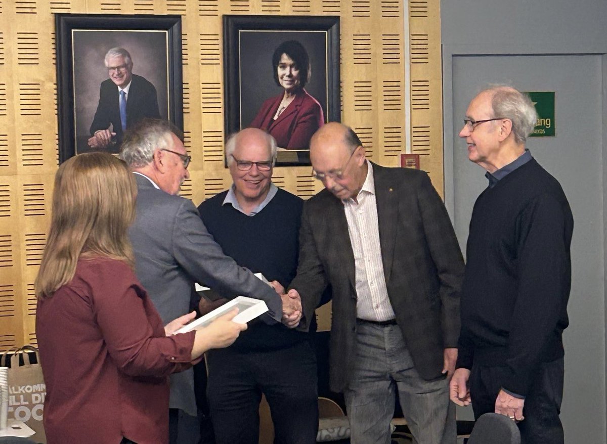 LibSkovde's tweet photo. Öppna kanalen ( webb-tv)och Skövde närradioförening fick ”Årets Liberala gärning pris” för genom sitt arbete bidra till att transparensen av den kommunala demokratin sprids. https://t.co/XMhsJFwff8