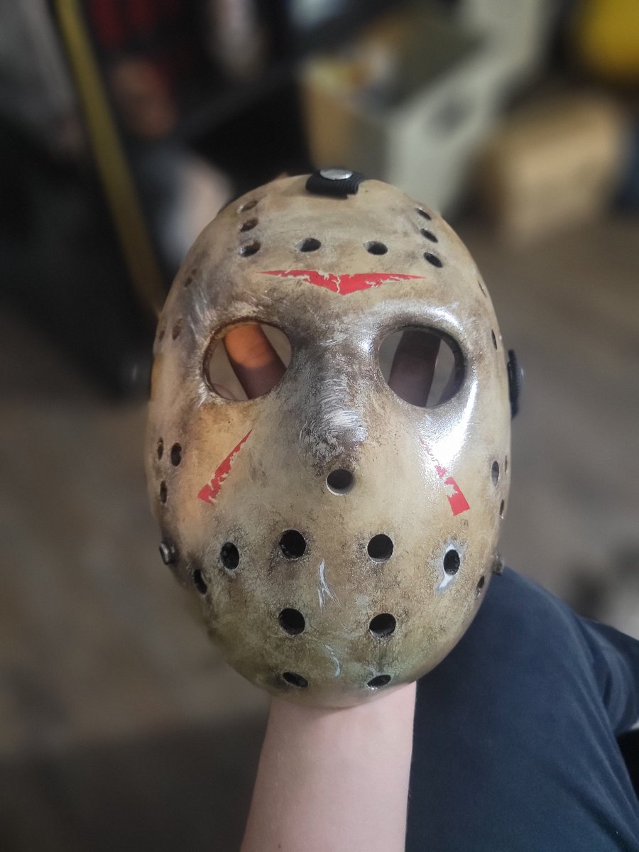 Mr_Mysterious05's tweet photo. FINALLY got myself to paint this thing after having it under my bed for about a year. I bought the blank mask, straps, and chevrons from FEAR CITY CREATIONS, who I believe was formerly called JDF Studios.
#Fridaythe13th #JasonVoorhees #jasonmask #hockeymask https://t.co/oIhGBCTlru