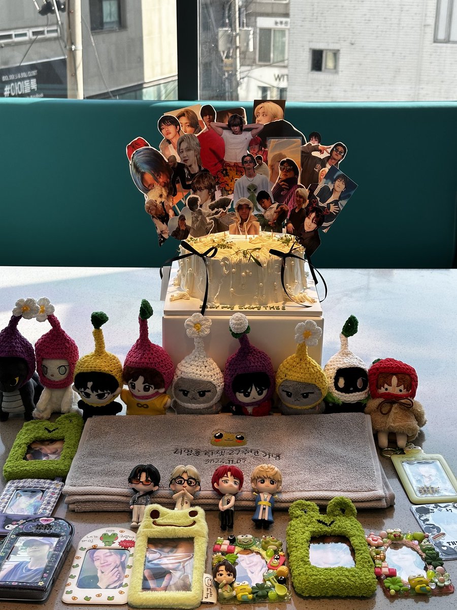 오늘 오랜만에 아.명.사 모임 가졋습니다 .. 💕
제 픽은 왼쪽에 💓
가운데 코스모묭 위치선정 미쳣다 . . 
영상회 가기 전에 진짜 즐거운 시간이엇사요
월누나 수건 협찬 라이누나 케이크협찬 쑤니누나 피크묭 단체복 협찬 고마어요 🥹❤️