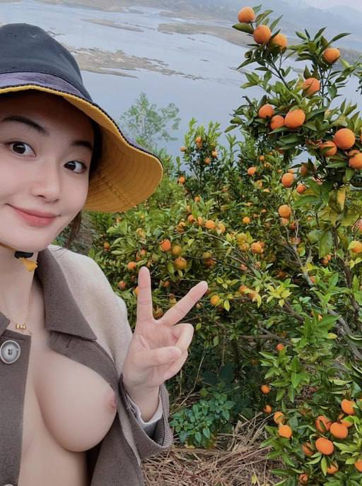 今天周末，和闺蜜去野外放松下心情… 

有没有认识这是什么树的？猜对了摘几个给你吃～果实看起来没有姐姐的胸圆润… https://t.co/CDTKgipAxl