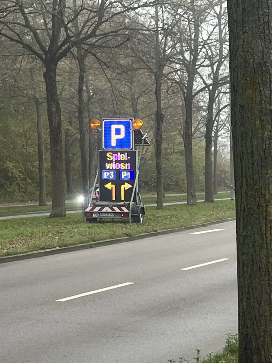 Erstens ganz früh und sollte den P1 nehmen. Der ist wirklich direkt vor der Halle sechs unserem Eingang. Nur ein kleiner Tipp. #spielwiesn