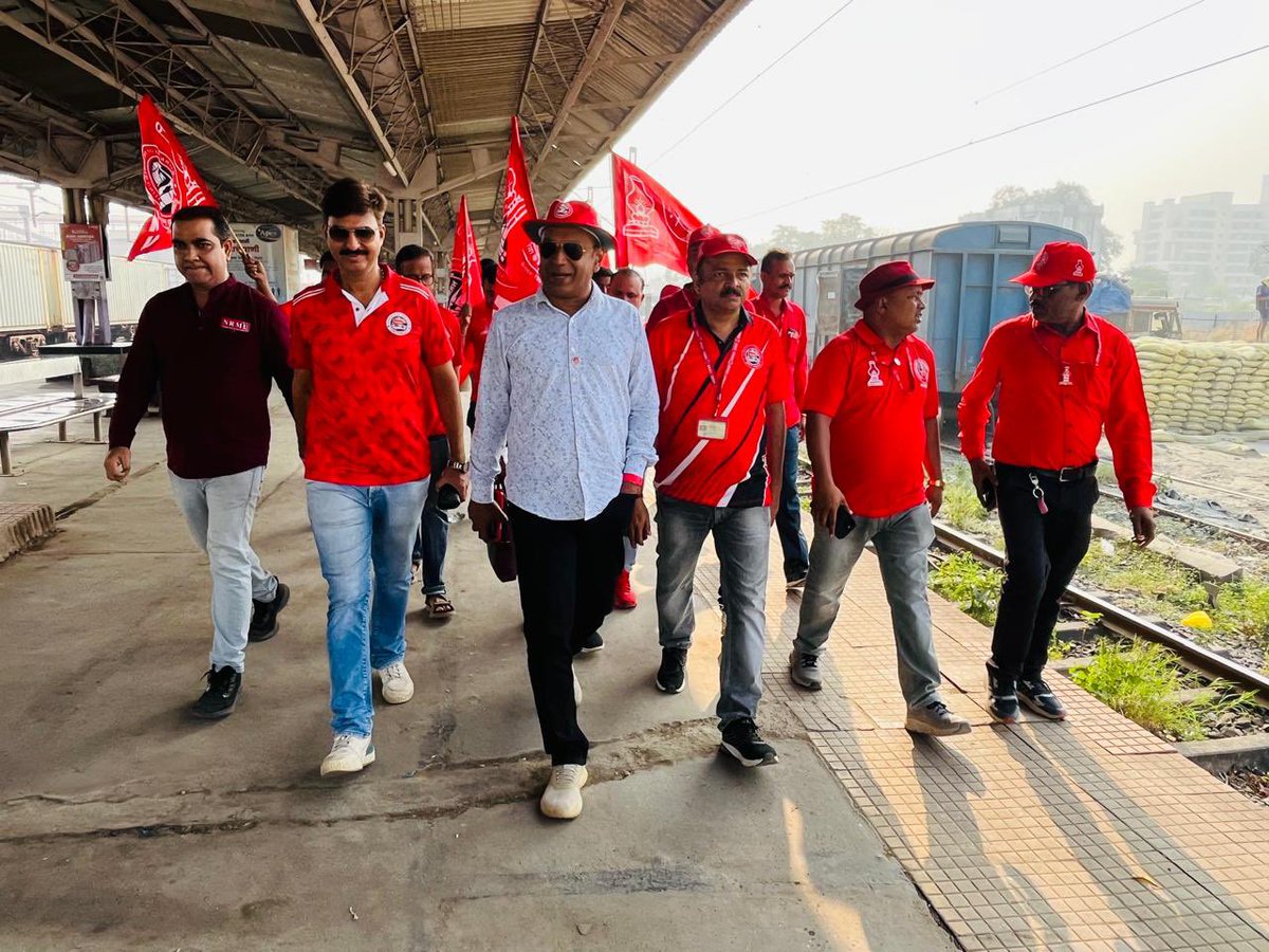 आज दिनांक 09.11. 2024 को आदरणीय महामंत्री जी अपने भरपूर व्यस्तम समय मे से समय निकालकर ठीक 09:05 मिनट पर भिवंडी PWI डिपो पहुंचे वहां के ट्रैकमैन साथियों और P(WAYS) के साथ AGS कामरेड संतोष कुमार थाने शाखा के सचिव कामरेड मीना जी ने मिलकर आदरणीय महामंत्री जी का पुष्प गुच्छ और हार