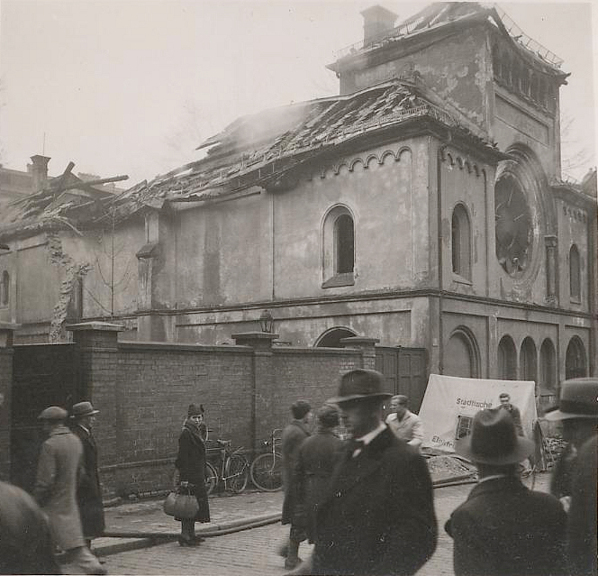 Vor 86 Jahren wurde im #Novemberpogrom auch die orthodoxe Synagoge Ohel Jakob in der Münchner Herzog-Rudolf-Straße in Brand gesetzt. Rabbiner Dr. Ernst Ehrentreu, der mütterlicherseits der Familie Feuchtwanger entstammte, versuchte die 70 Tora-Rollen zu retten und wäre dabei 1/4
